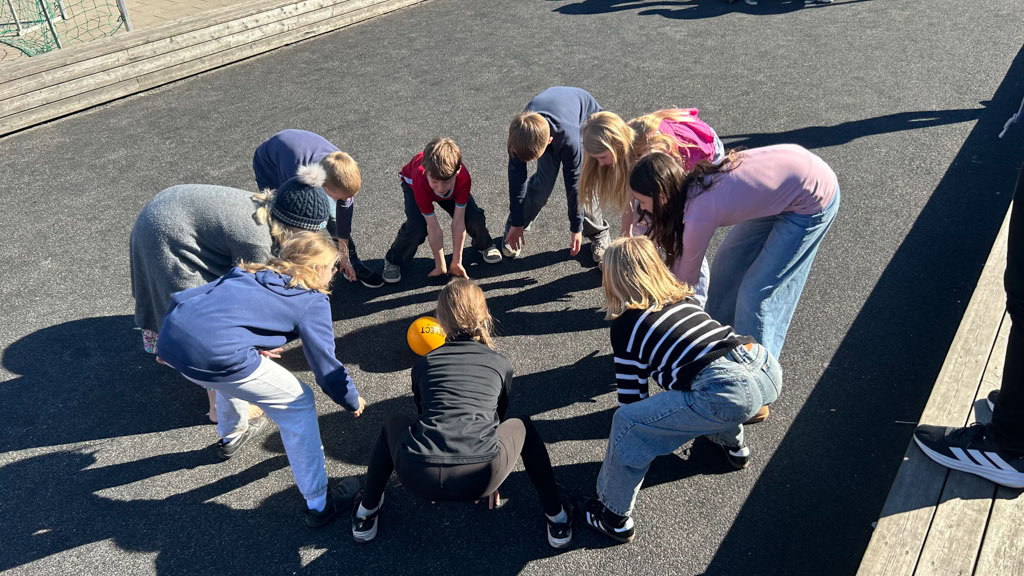 Nepalbold - børn står i cirkel og spiller med bold