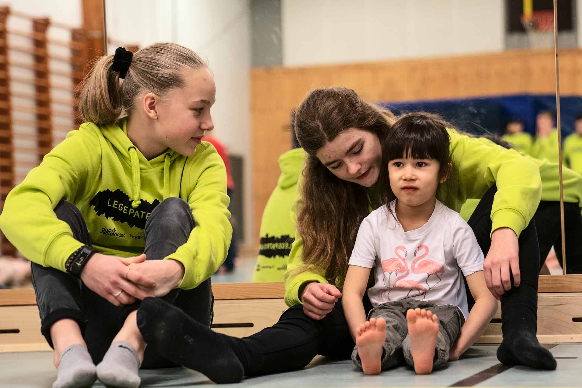 Legepatruljen snakker med et barn fra indskolingen