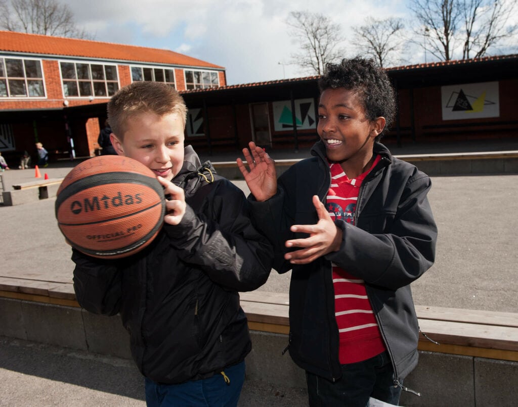 Drenge leger med en basketball