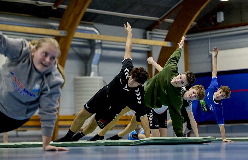 Idrætstime, hvor eleverne laver styrketræningsøvelser og øver at gå til eksamen i idræt.