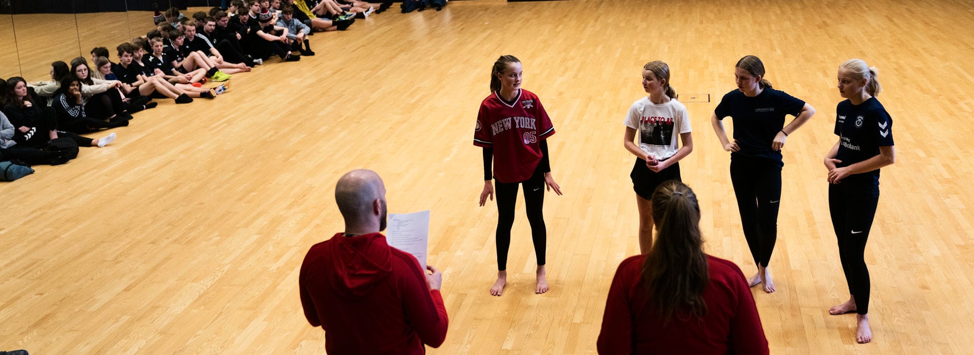 Lærere bedømmer elever til idrætsprøve i 9. klasse