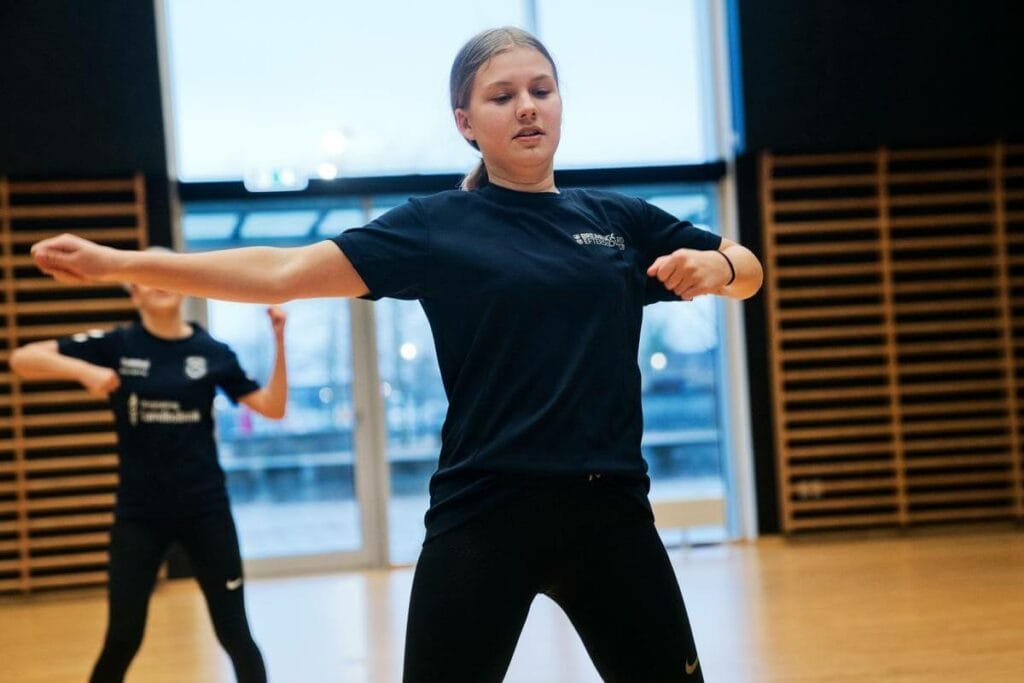 En pige i 9. klasse er til prøven i idræt
