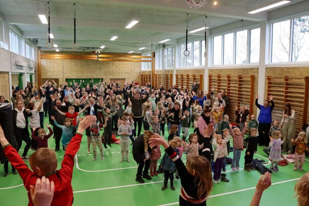 elever og voksne bevæger sig i gymnastiksalen