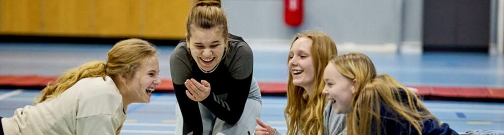 4 elever ligger på halgulvet