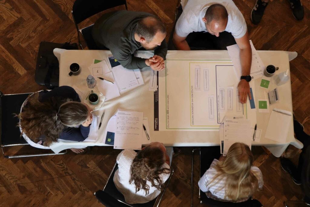 Gruppe af mennesker omkring et bord