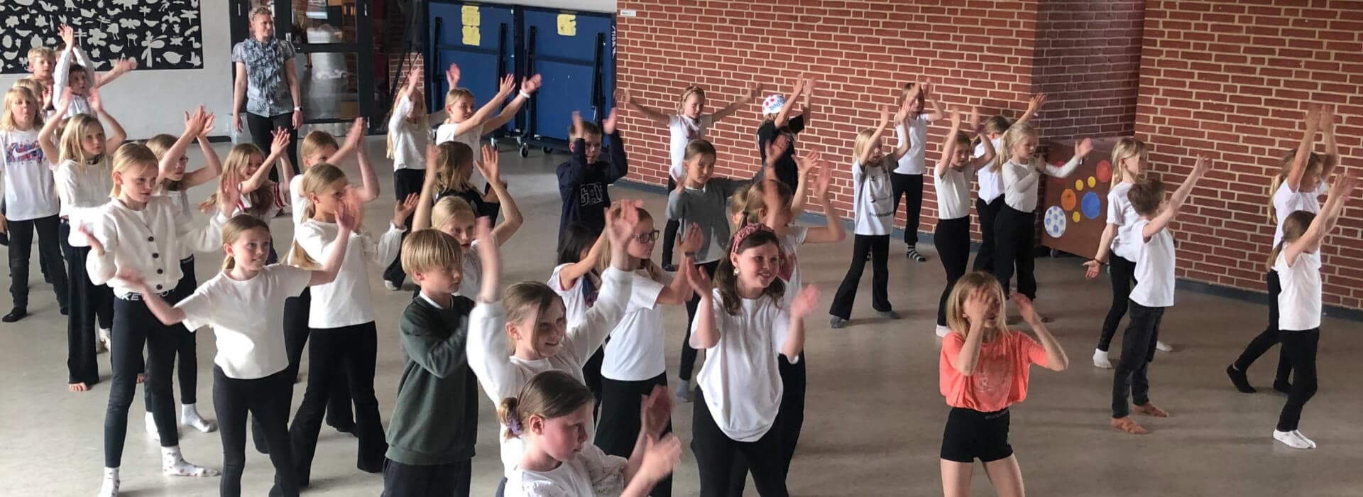 Skoleelever der danser